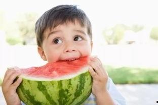 成语小孩吃瓜拿桃,儿童趣味生活剪影